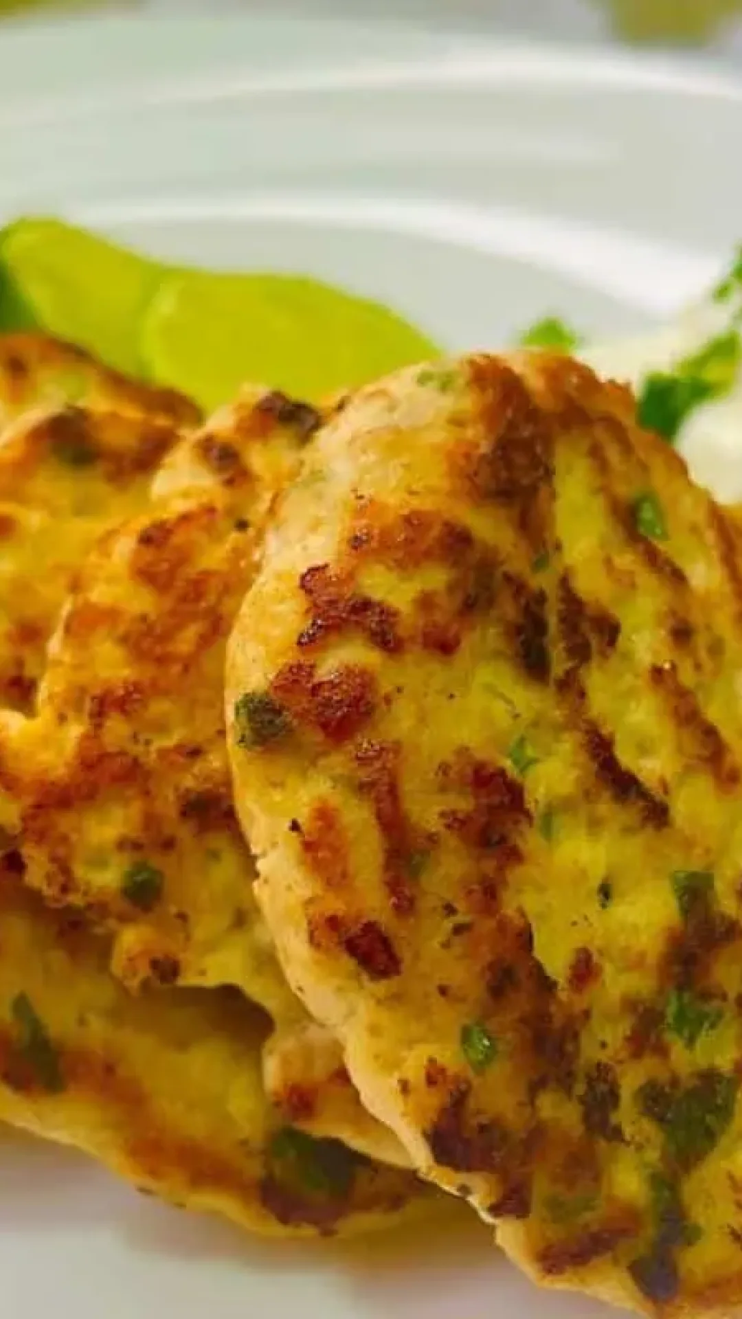 Experimente esse hambúrguer de frango que vai te deixar com vontade de fazer todo dia