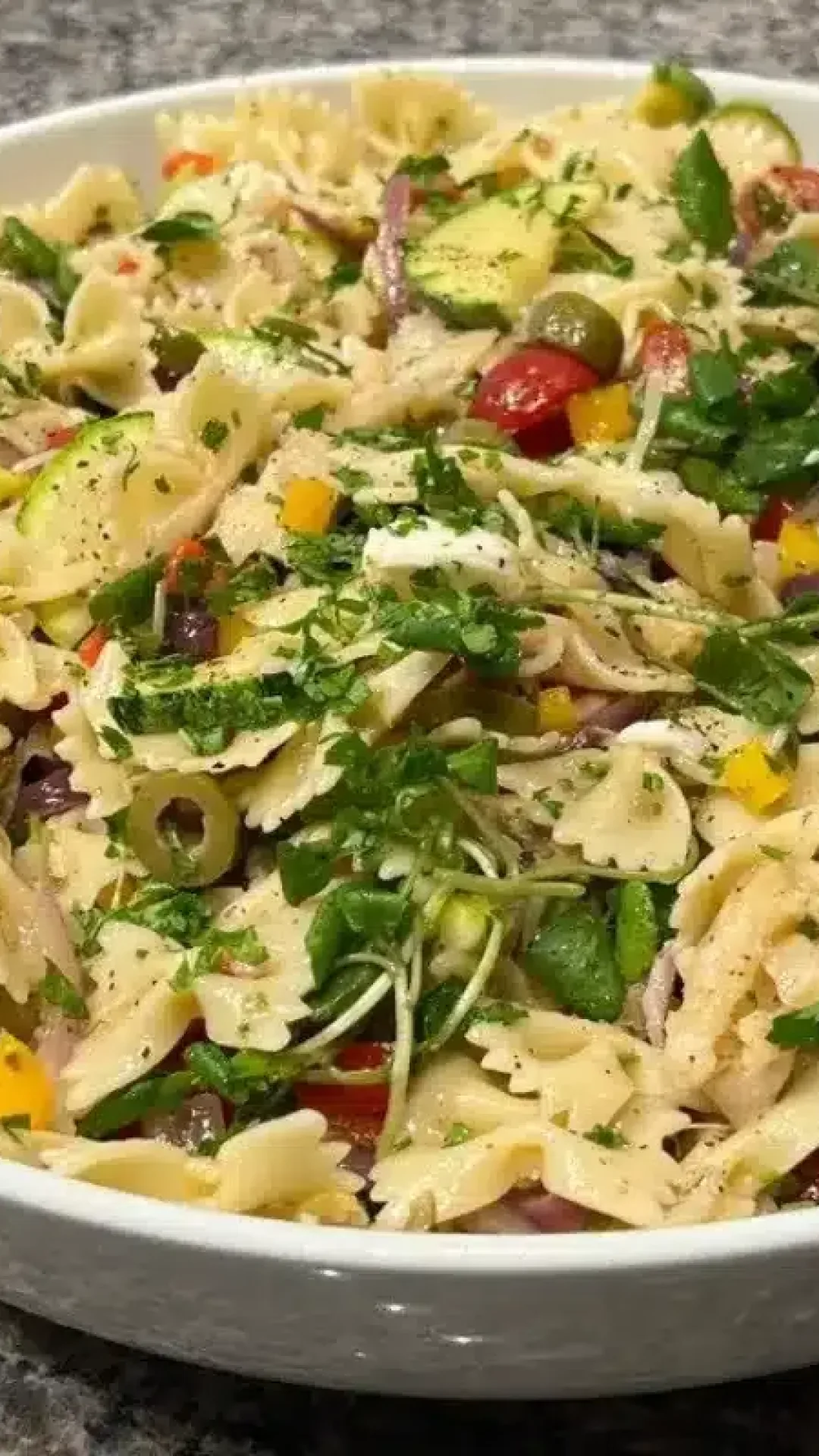 Farfalle com bacalhau: a receita de massa sofisticada e saborosa para brilhar no seu almoço de Natal ou Ano Novo