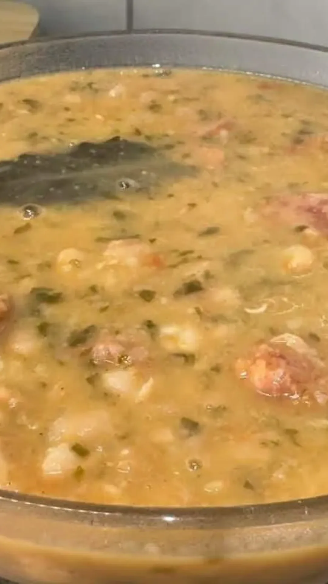 Feijão com caldo grosso e bem temperado com gostinho de comida caseira que todos amam