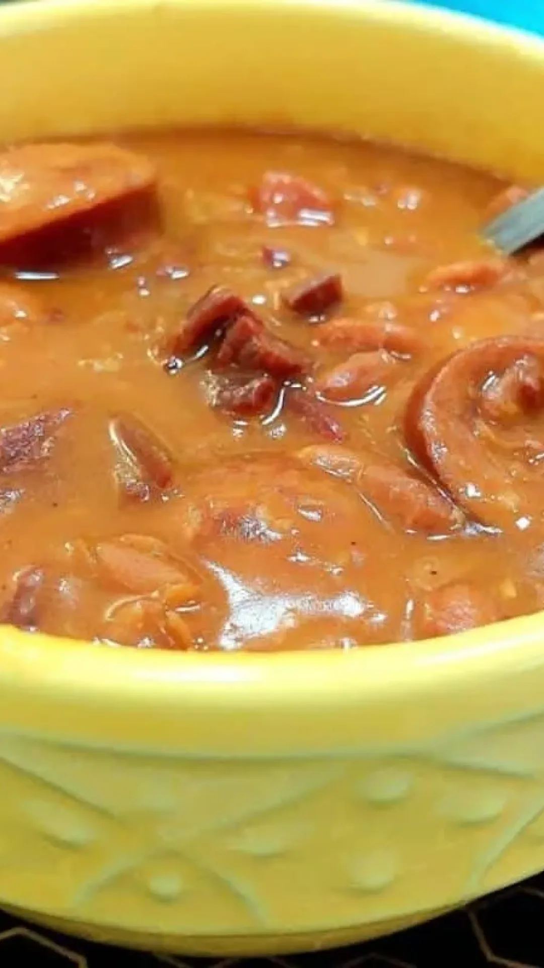 Feijão recheado com carne, linguiça e bacon para uma refeição completa que ressuscita qualquer um