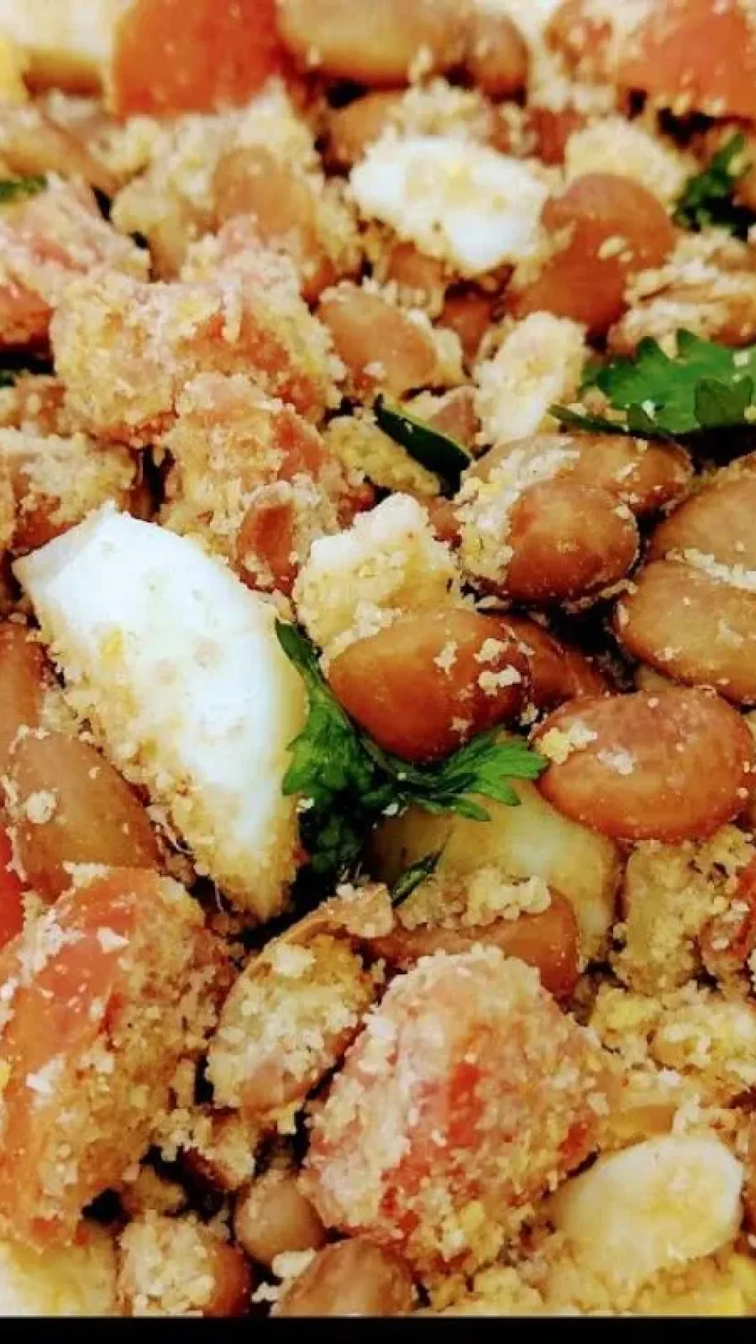 Feijão tropeiro nordestino bem temperado com ingredientes selecionados para você servir aquele acompanhamento clássico que todo mundo adora