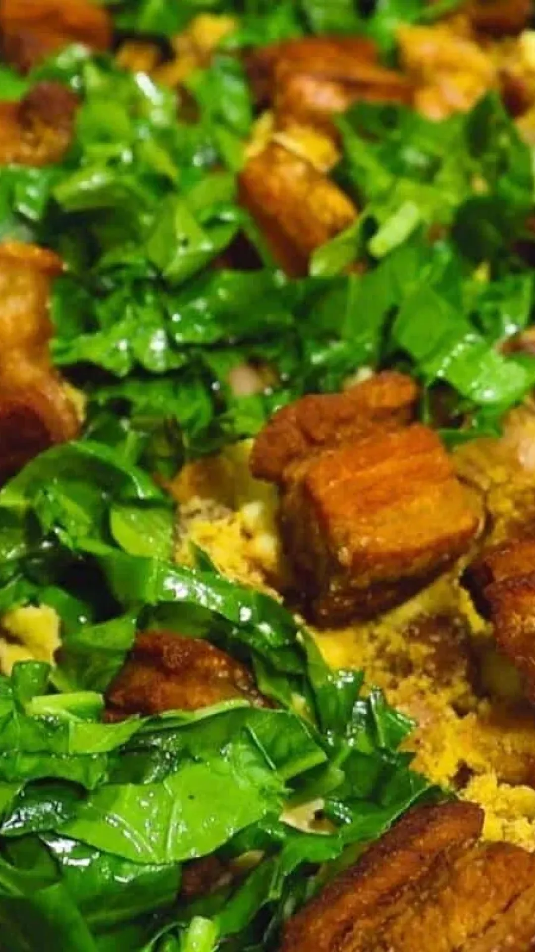 Feijão tropeiro simples e saboroso, com aquele gostinho de comida mineira