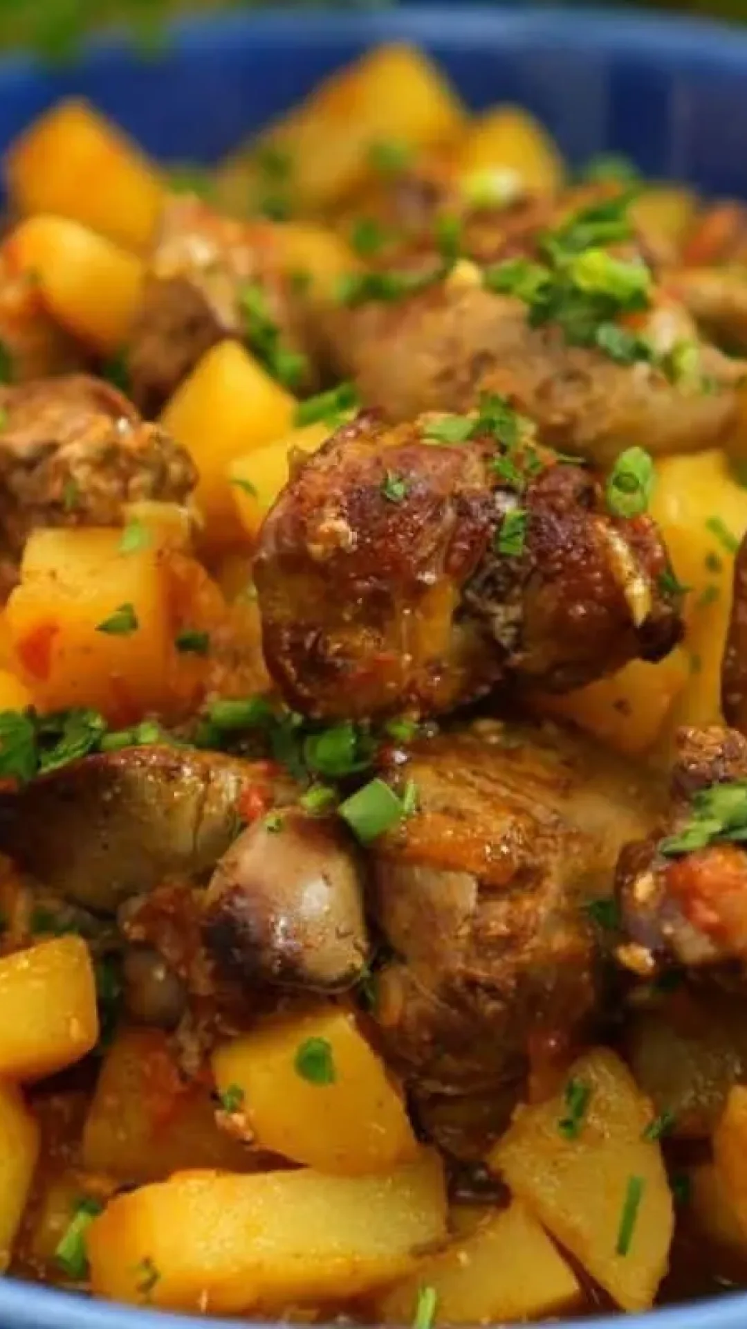 Fígado de galinha com batata: receita caseira com sabor de comida de mãe