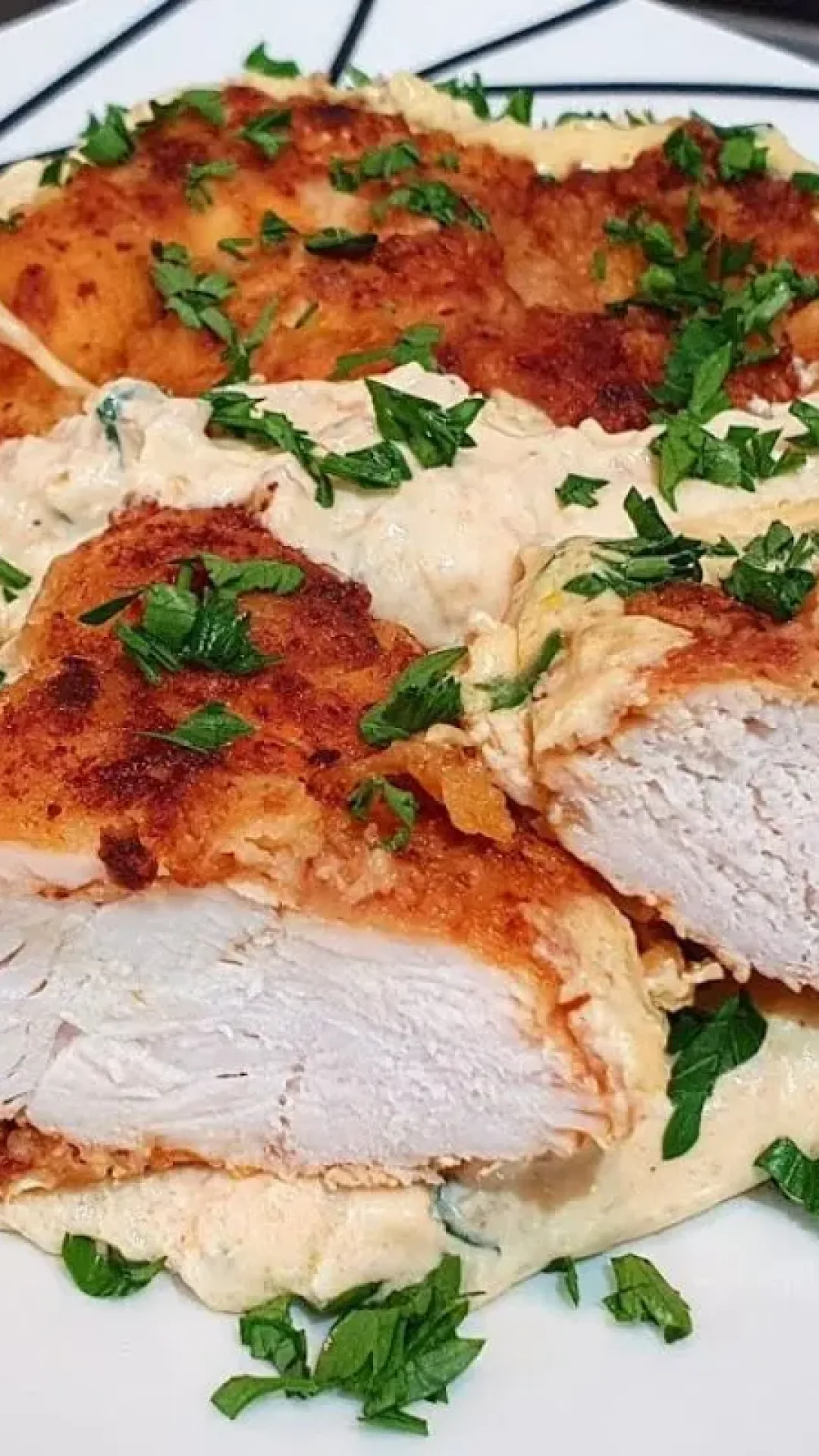 Filé de frango crocante: veja o segredo para deixar o frango bem crocante e servir com um molho de queijo irresistível