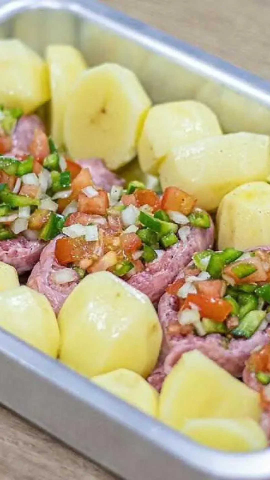 Fiz um almoço de domingo de linguiça recheada com vinagrete e batata ficou uma delícia