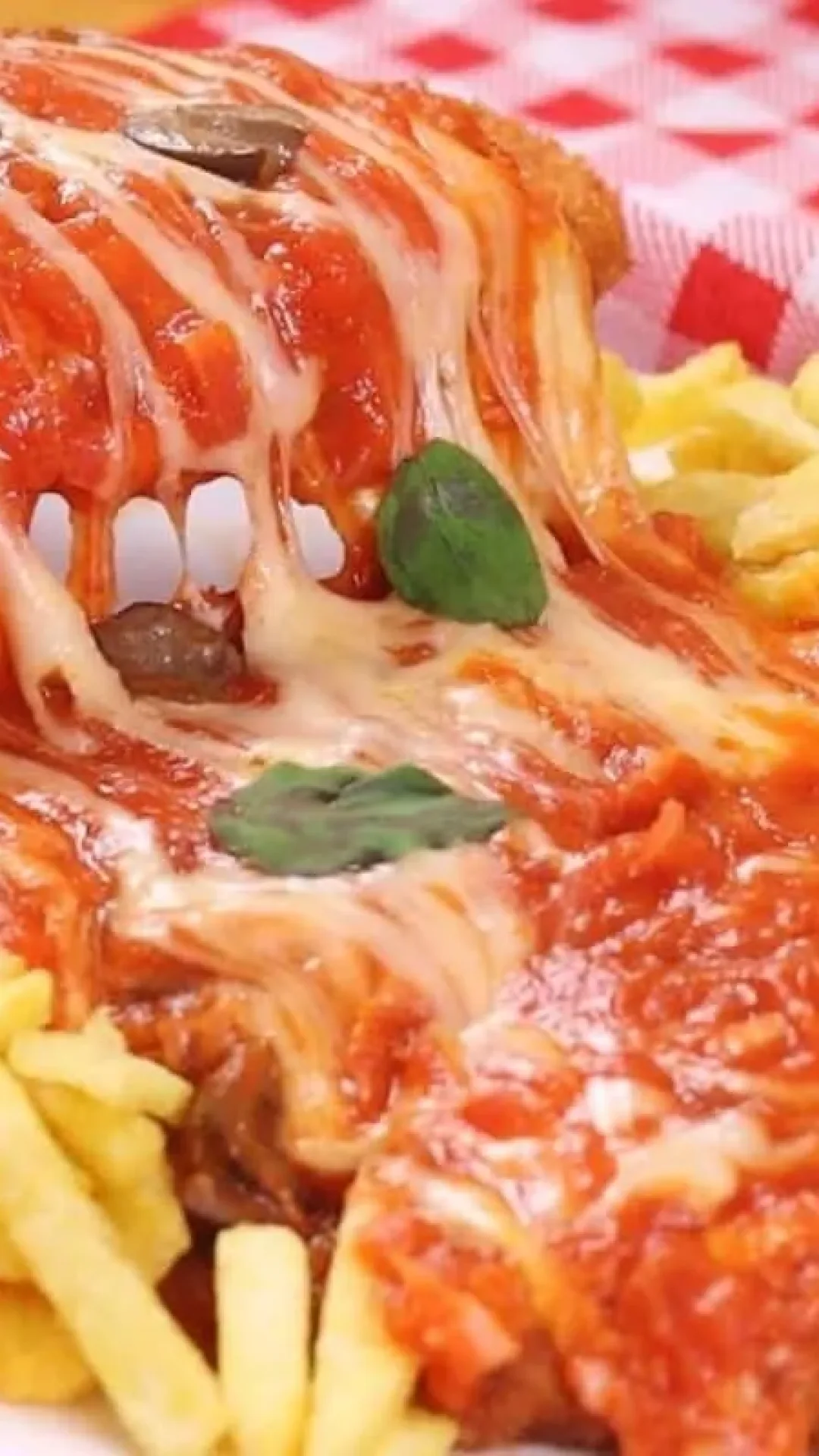 Frango à parmegiana com casquinha crocante e molho cremoso