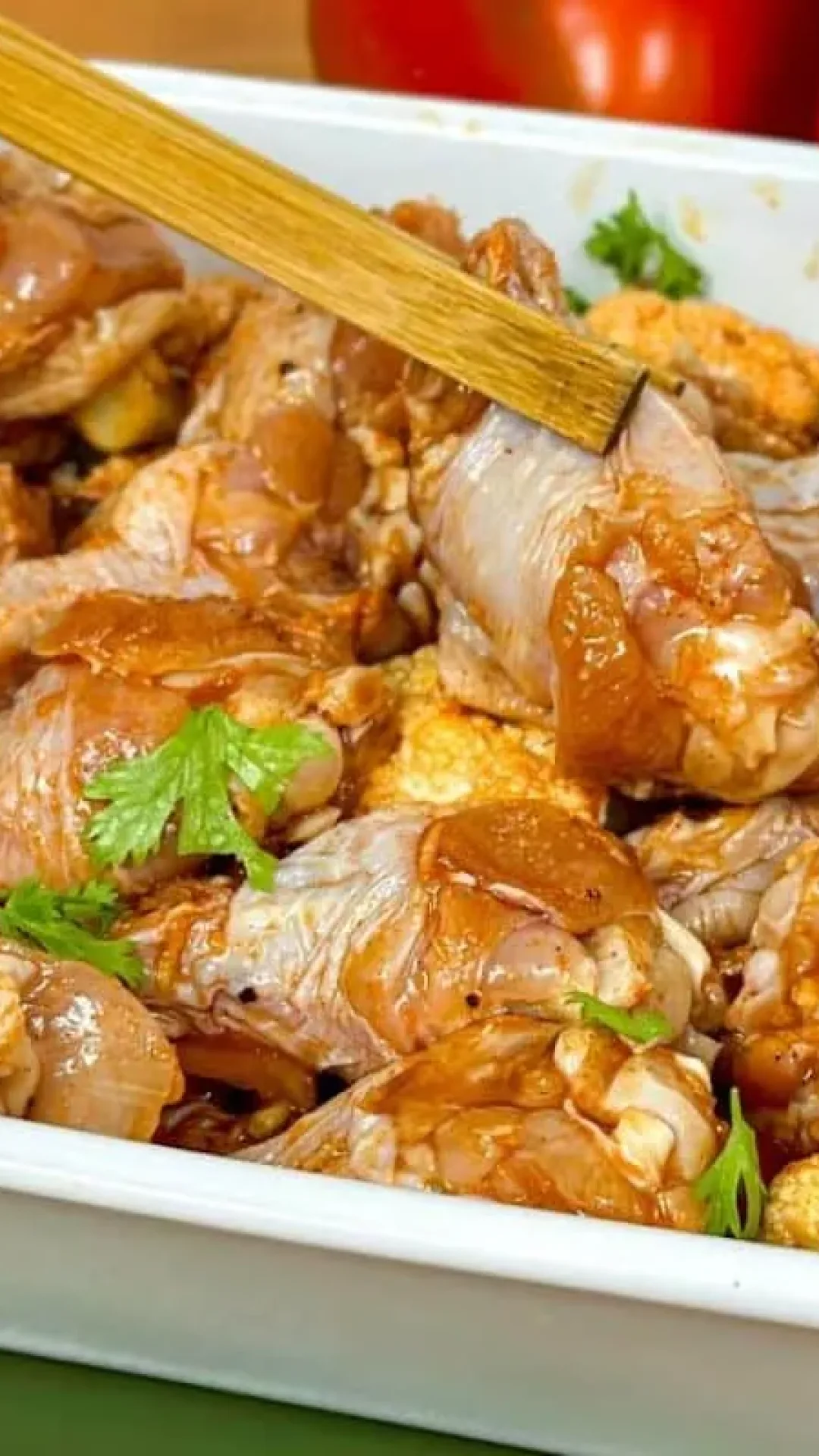 Frango ao forno: você precisa fazer frango assado assim, fica suculento e delicioso para sua família