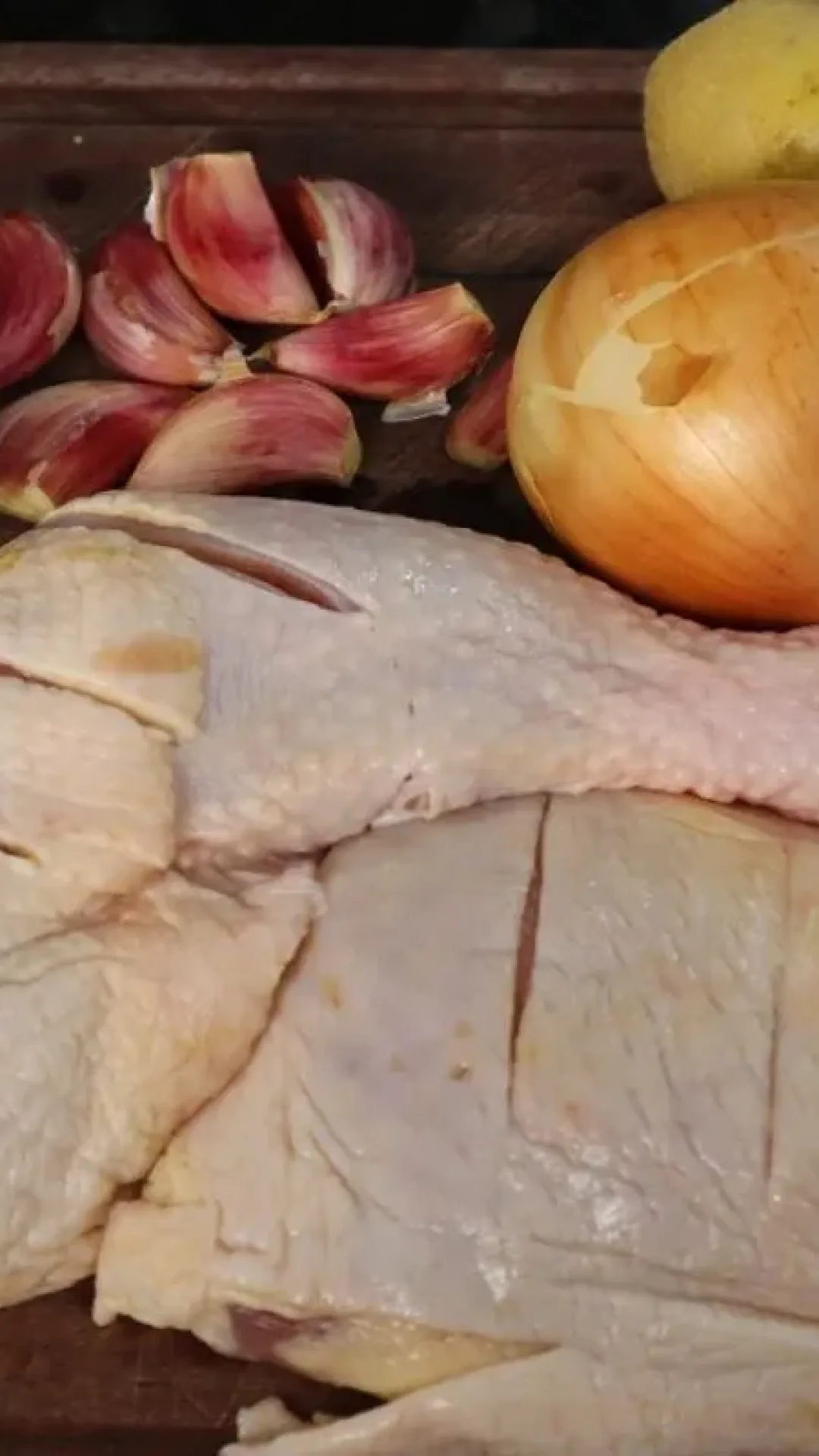 Frango assado com batata bem temperado, coxa e sobrecoxa douradas e suculentas