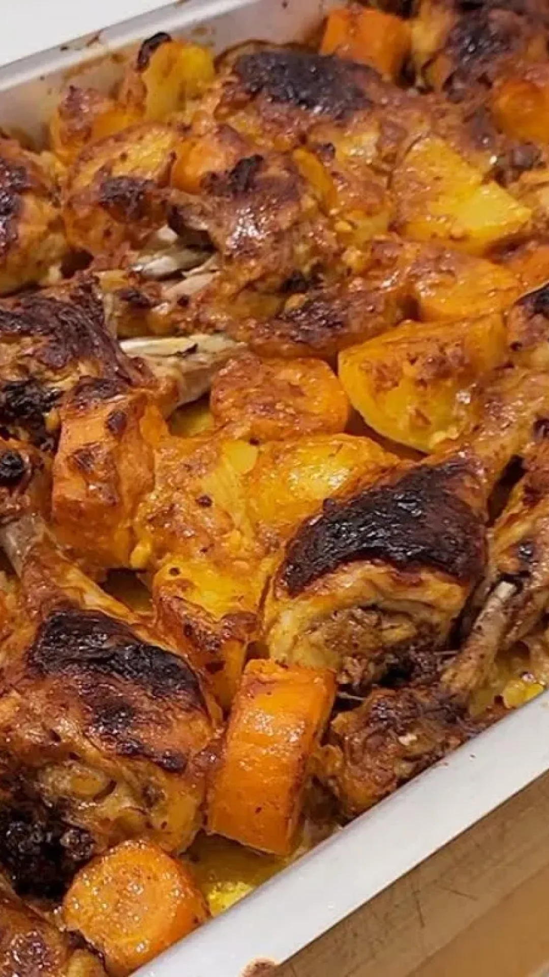 Frango assado com batata fácil para o almoço de domingo com a família