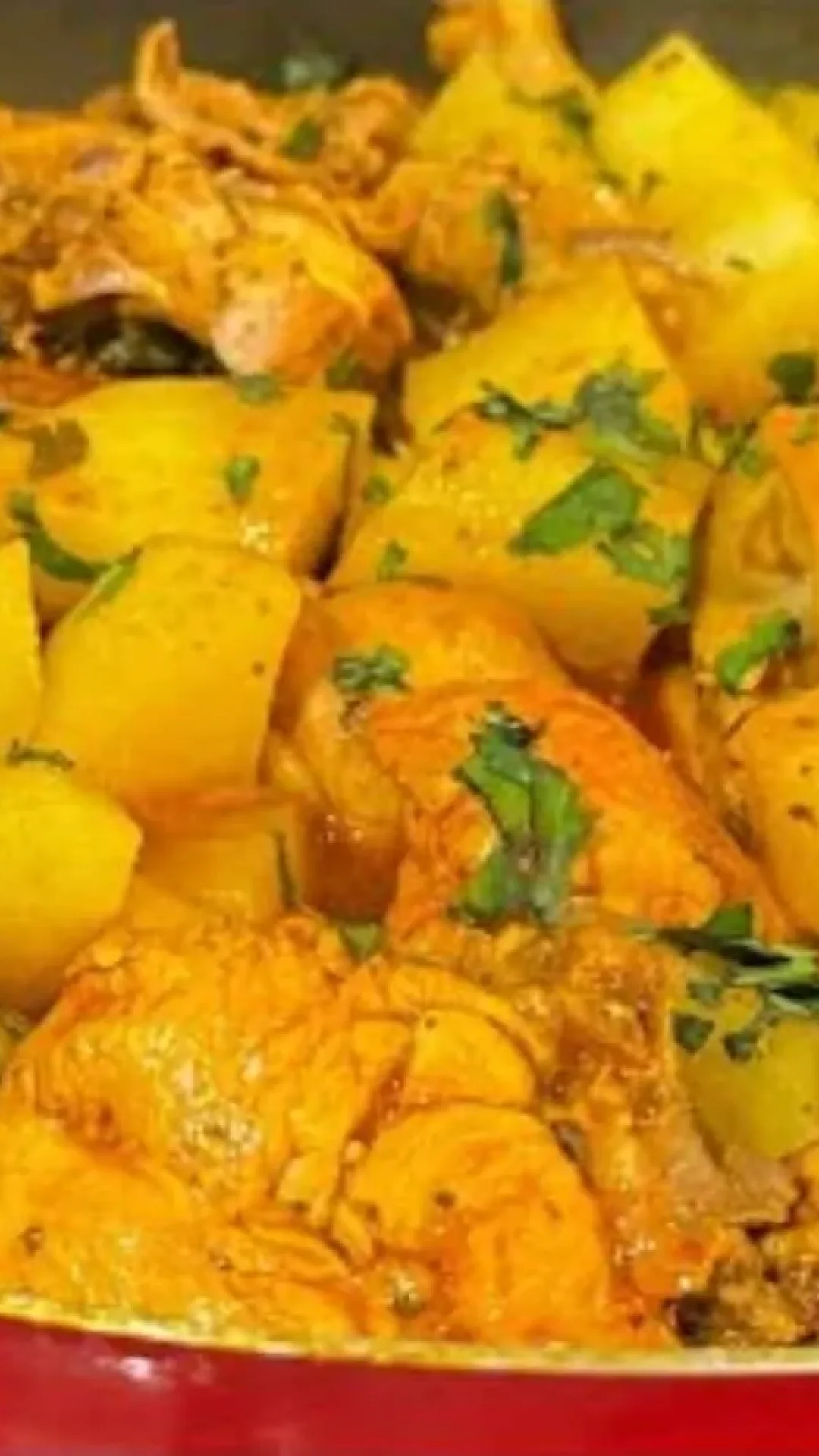 Frango assado com batata no forno rápido e fácil de fazer para o seu almoço de Natal