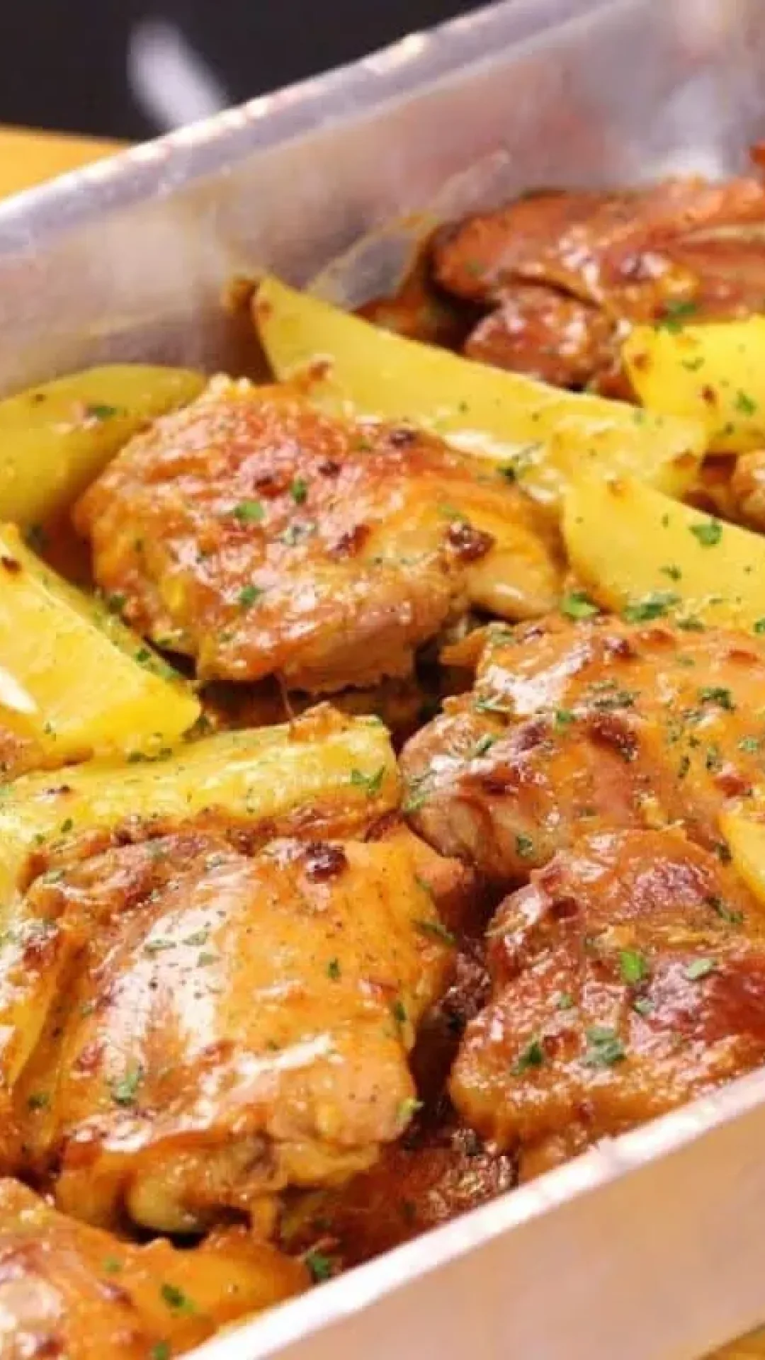 Frango assado com batatas suculento e dourado, do jeito que todo mundo ama