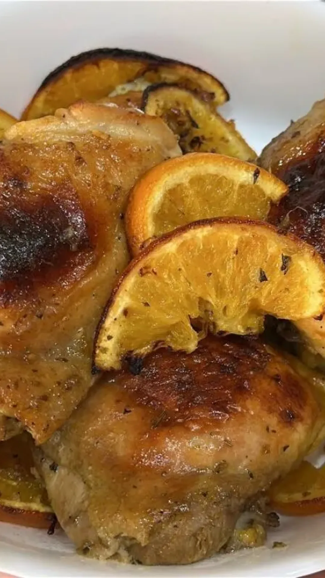 Frango assado na laranja feito no forno suculento, douradinho e cheio de sabor