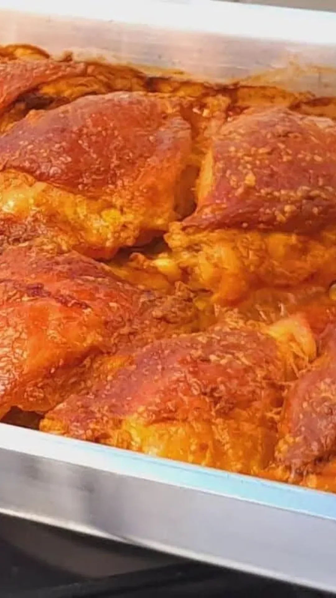 Frango assado na maionese que viralizou na internet, de tão suculento e fácil de preparar, ideal para o seu jantar durante a semana