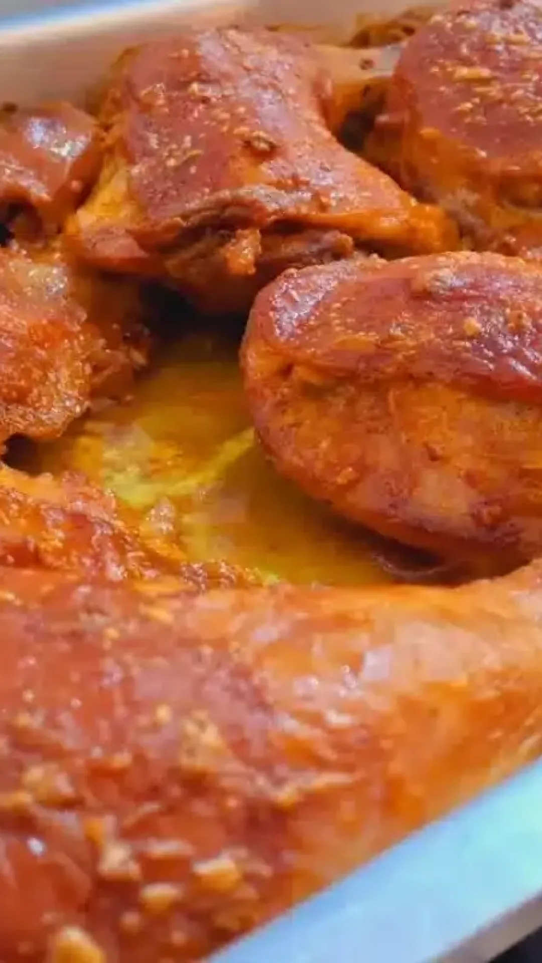 Frango assado na maionese: receita macia e suculenta para o seu almoço de Ano Novo em família.