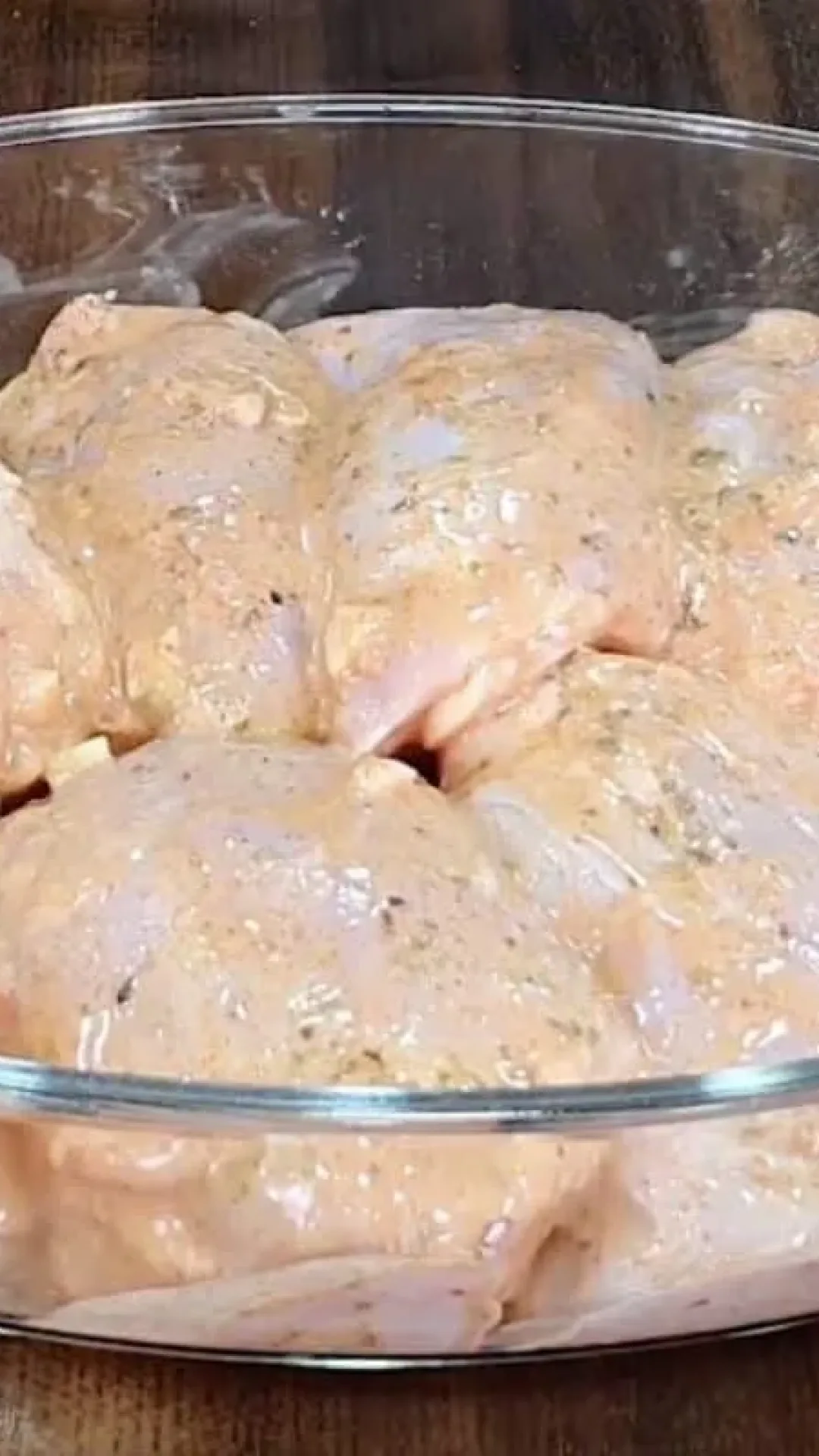 Frango assado na maionese simples e prático que vai deixar o almoço muito mais saboroso