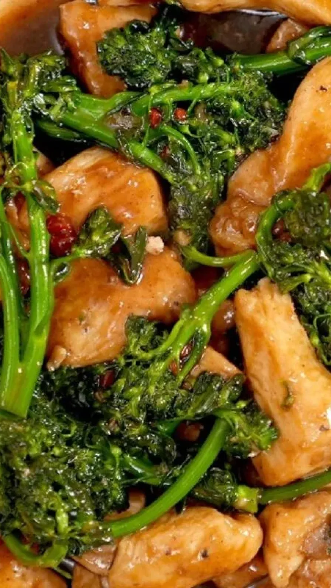 Frango com brócolis ao molho shoyu, receita simples com sabor oriental irresistível