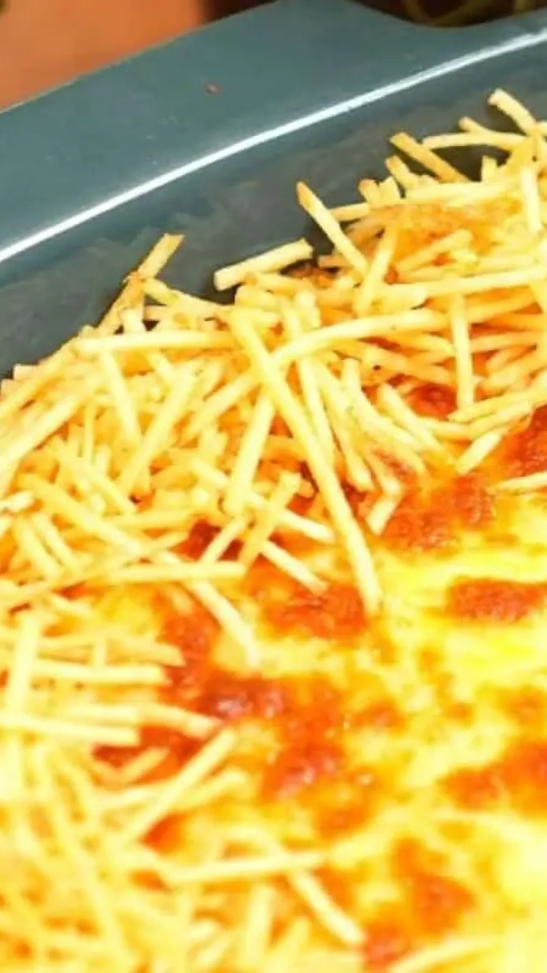 Frango com creme de milho gratinado que fica suculento e cheio de sabor