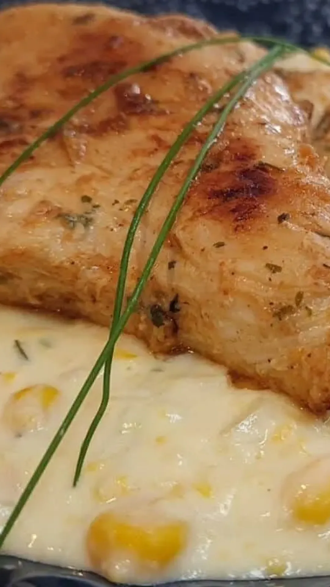 Frango com creme de milho super fácil: cremoso e cheio de sabor