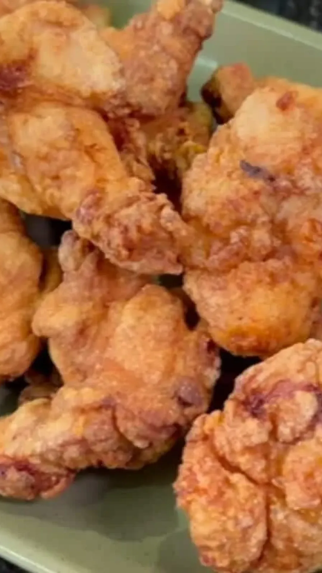 Frango frito com molho rosê, suculento e crocante, uma explosão de sabor