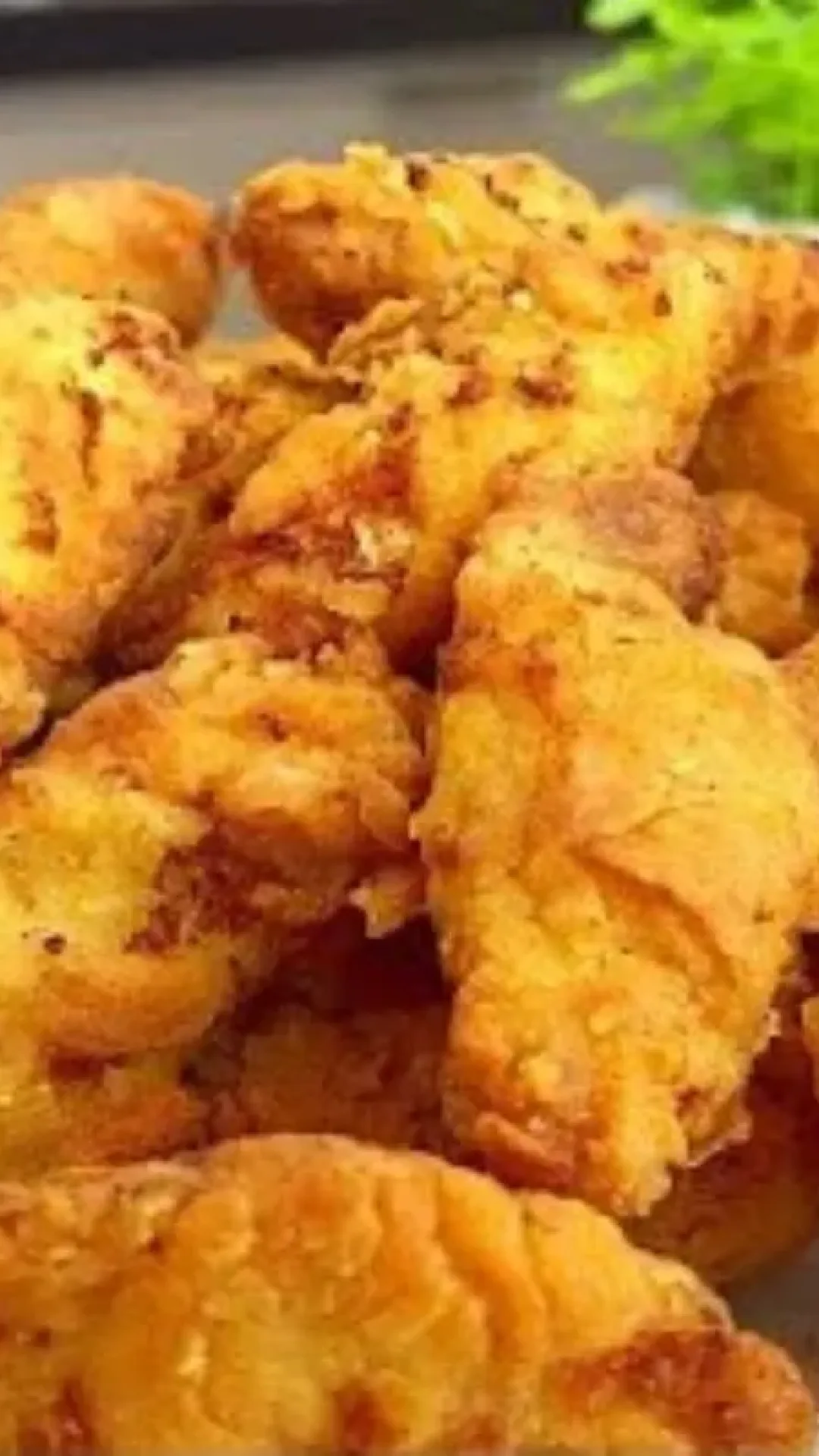 Frango frito empanado sequinho e crocante, receita fácil, rápida e irresistível para o almoço