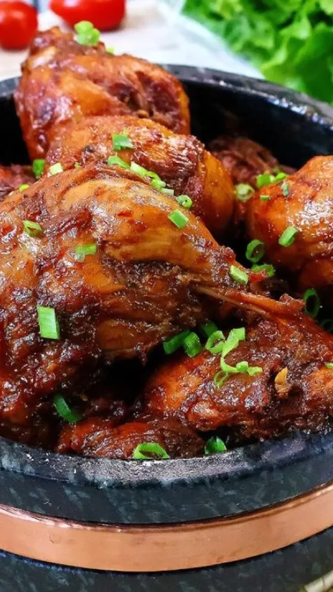 Frango mineiro com cebola queimada: aprenda como fazer essa receita famosa e suculenta