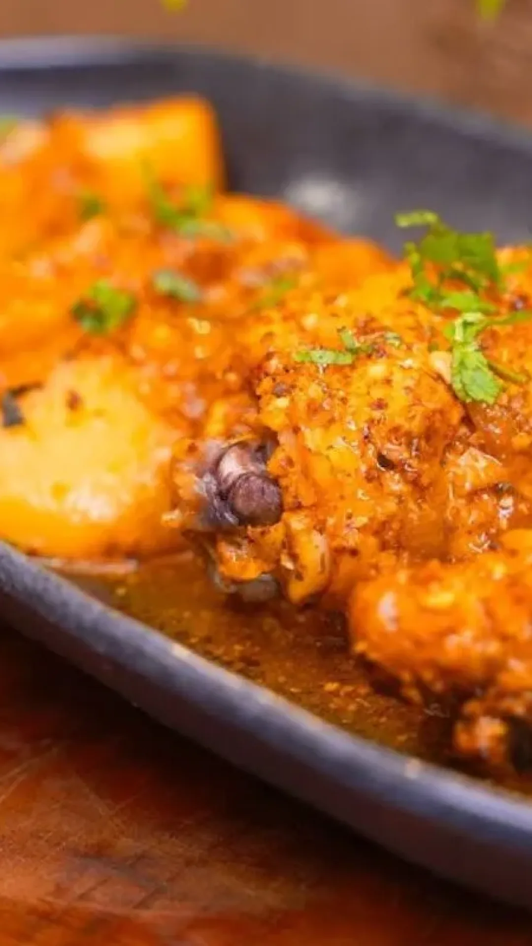 Frango na panela de pressão sem água, bem temperado e tão macio que desmancha no prato