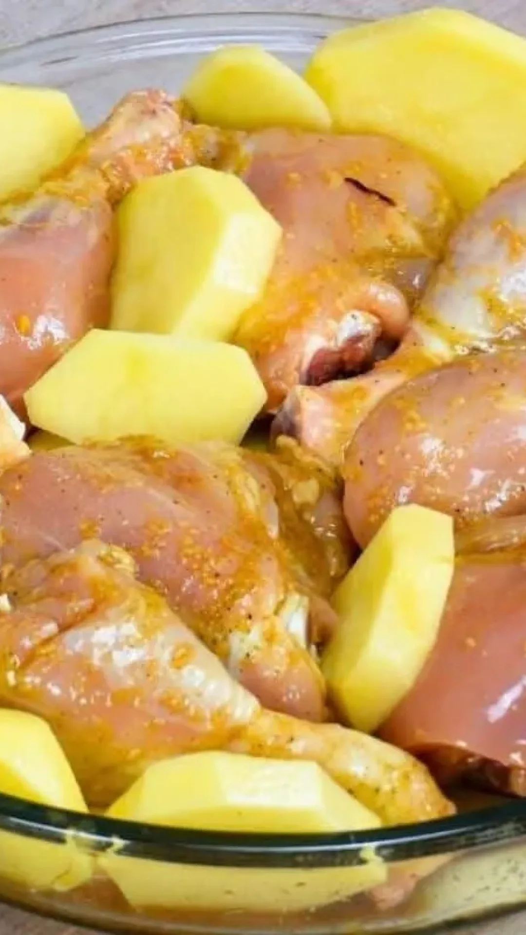 Frango no forno suculento e douradinho, para arrasar no almoço e receber muitos elogios