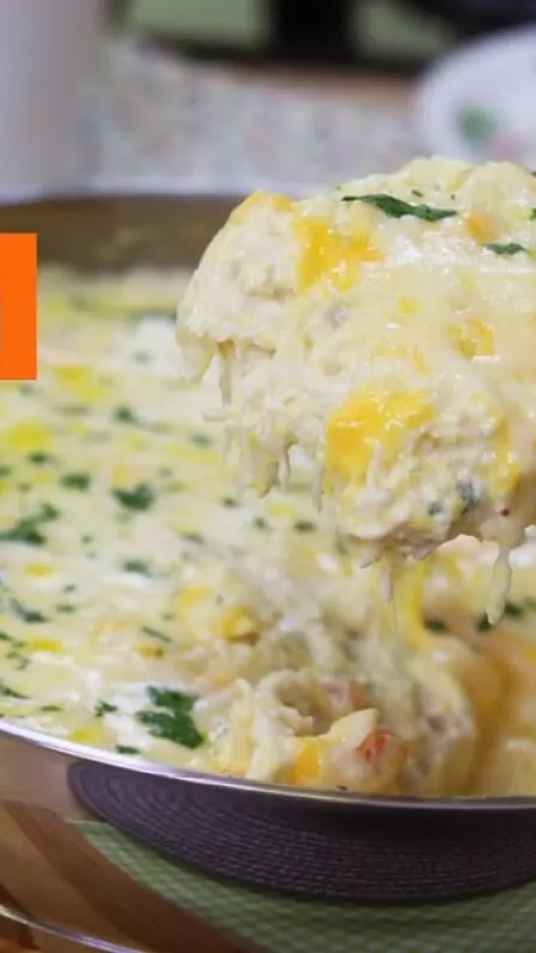 Fricassê de frango na frigideira, uma receita cremosa feita com praticidade e rapidez numa panela só