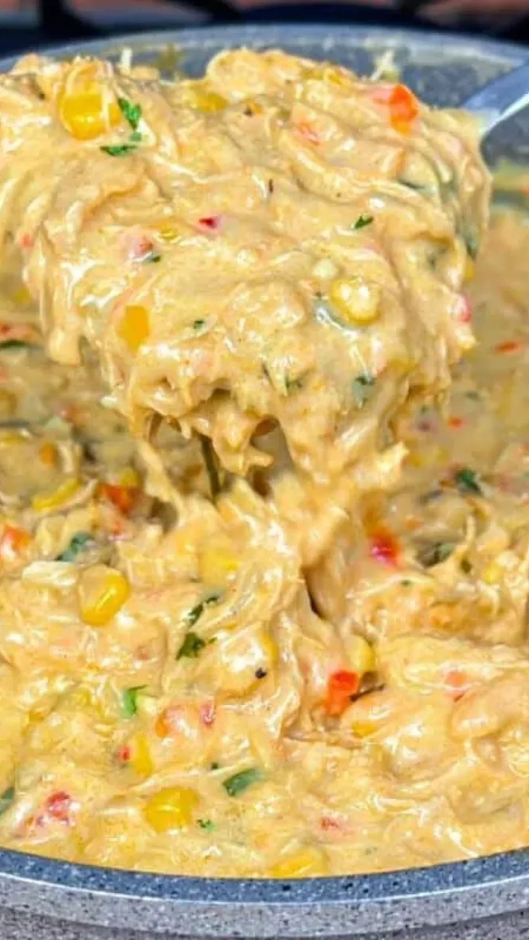 Fricassê de frango super cremoso que fica perfeito para o fim de semana e muito fácil de fazer