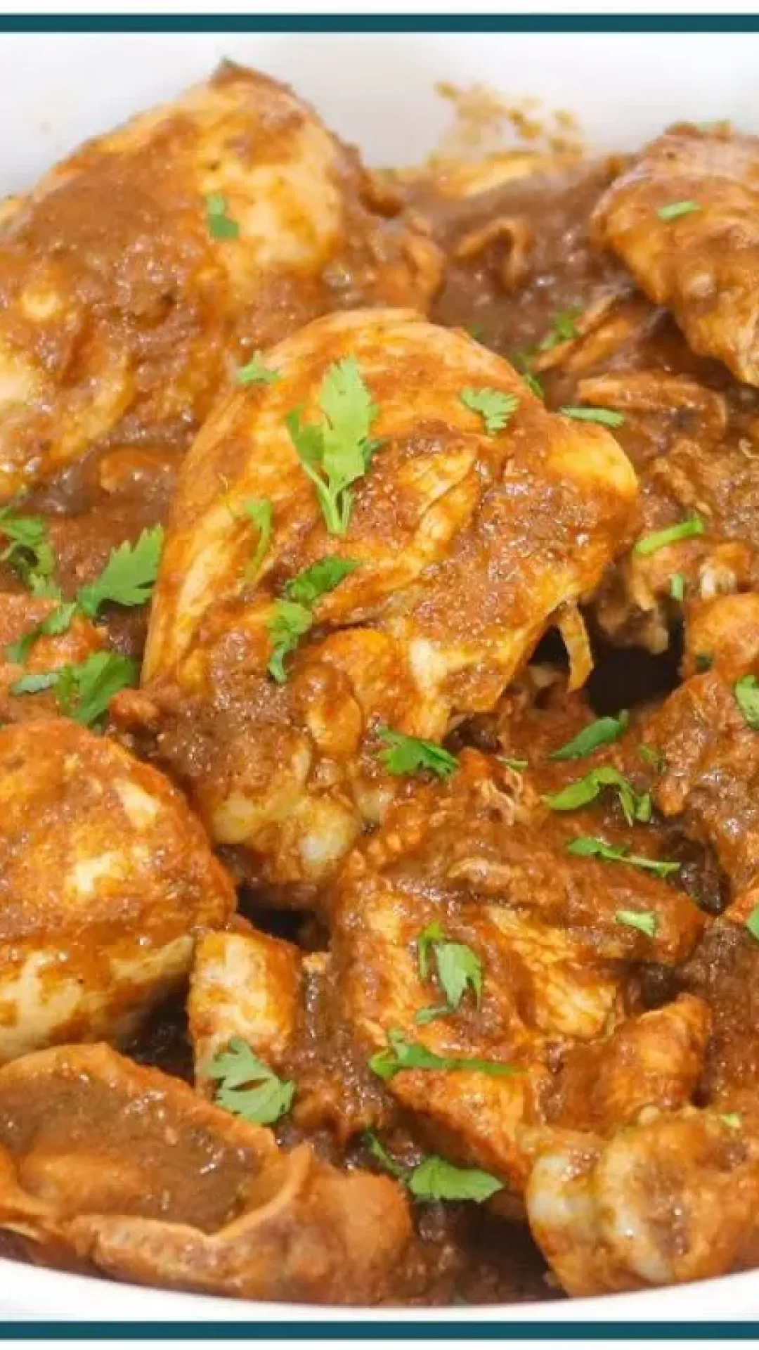 Galinha à cabidela cheia de sabor com caldo encorpado para servir com arroz branquinho