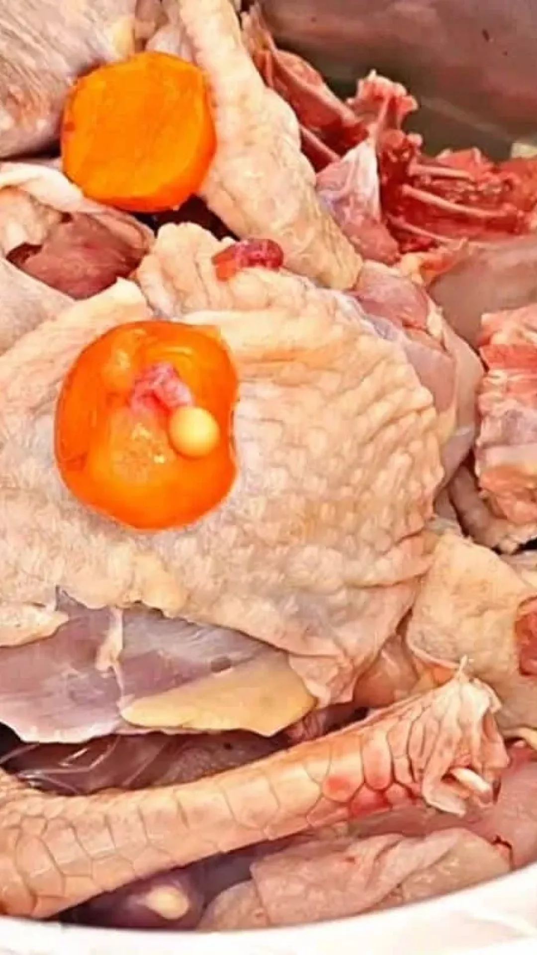 Galinha caipira: a receita suculenta e deliciosa que você só vai querer fazer assim agora em casa