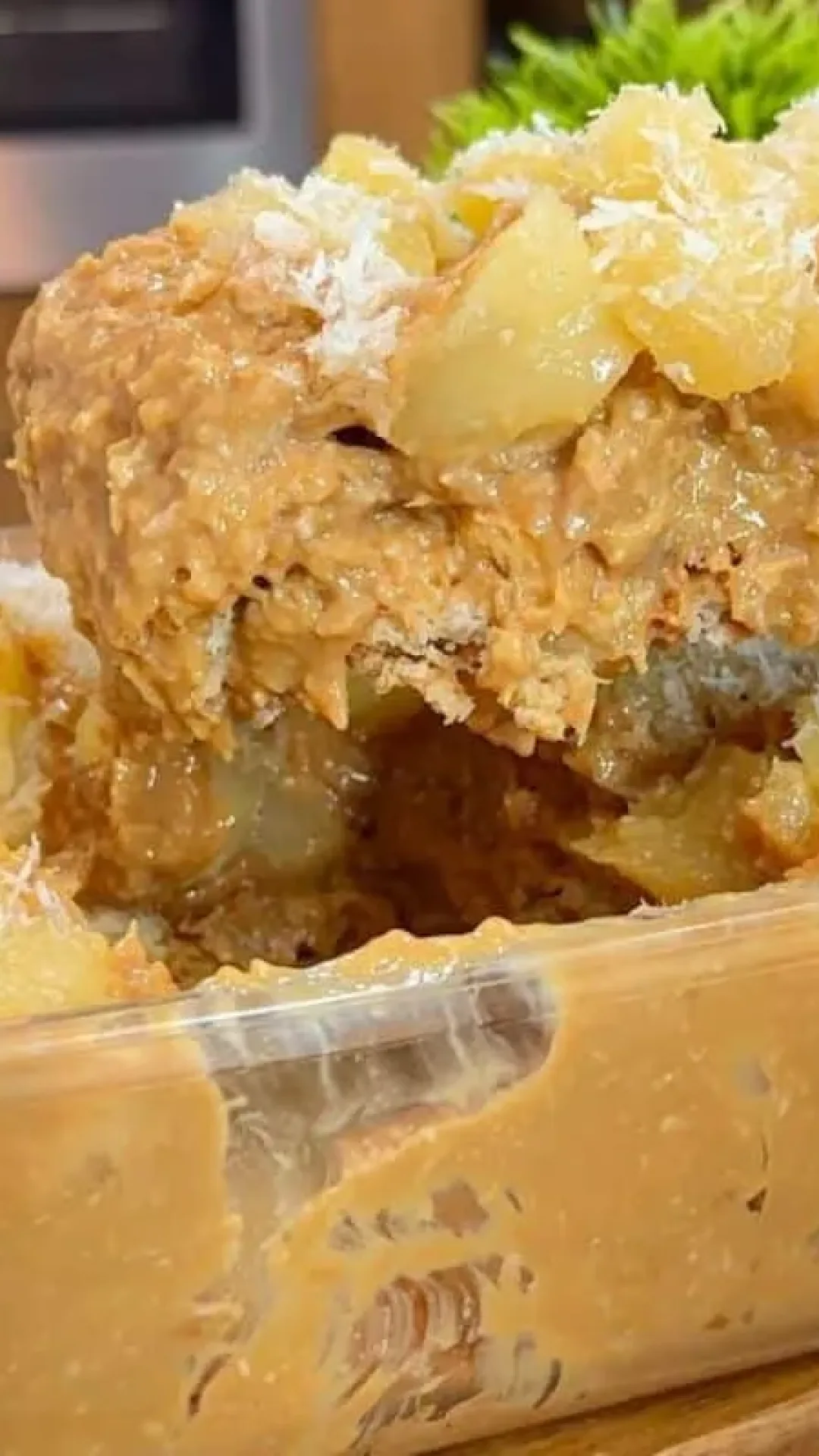 Gelado cremoso de abacaxi, uma sobremesa de travessa refrescante, fácil de preparar e deliciosa