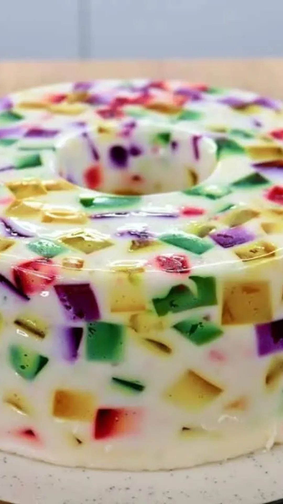 Gelatina colorida enformada tipo mosaico, que é uma sobremesa muito econômica e linda