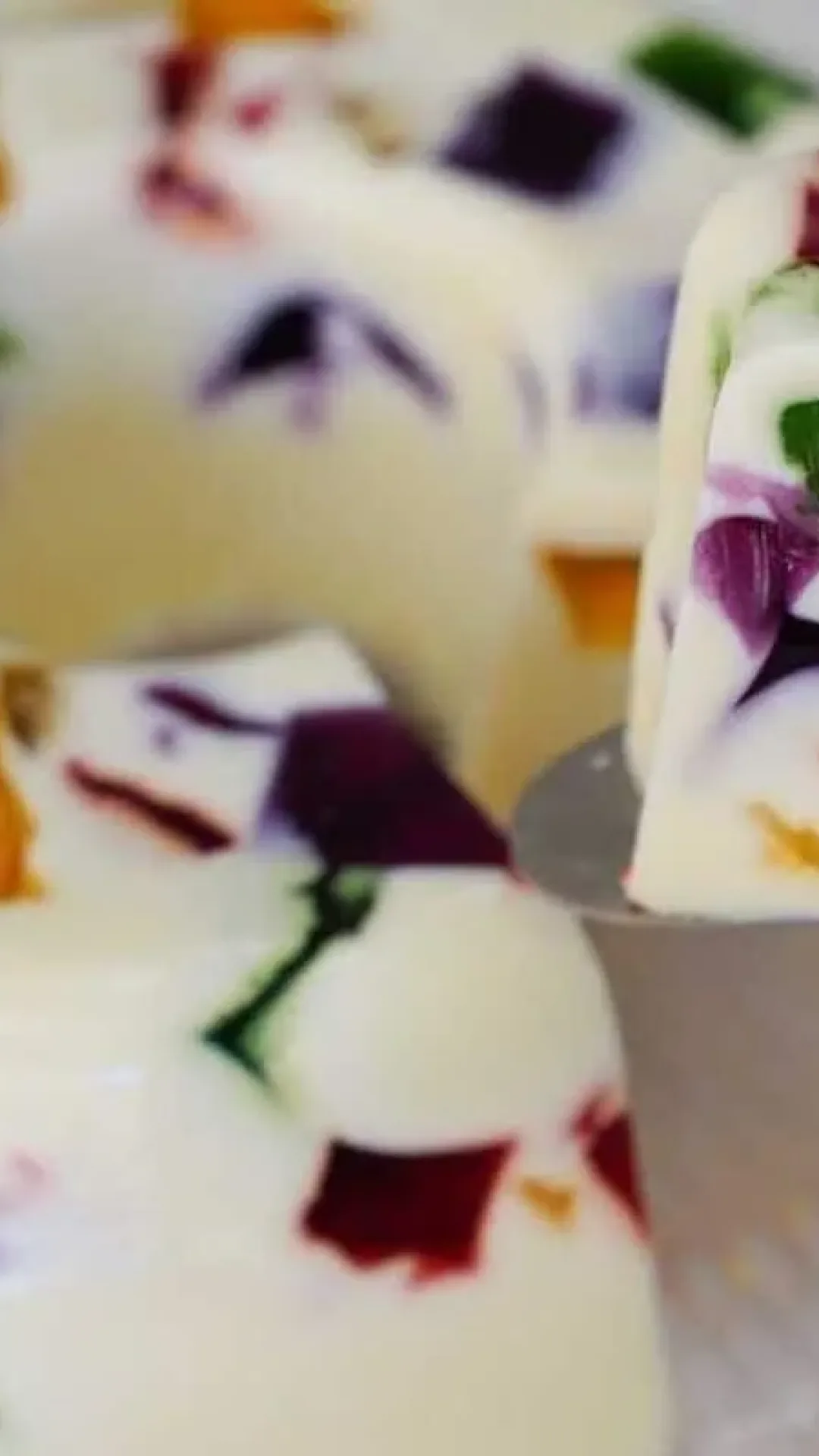 Gelatina colorida: uma sobremesa clássica, linda, simples e econômica, que todos amam