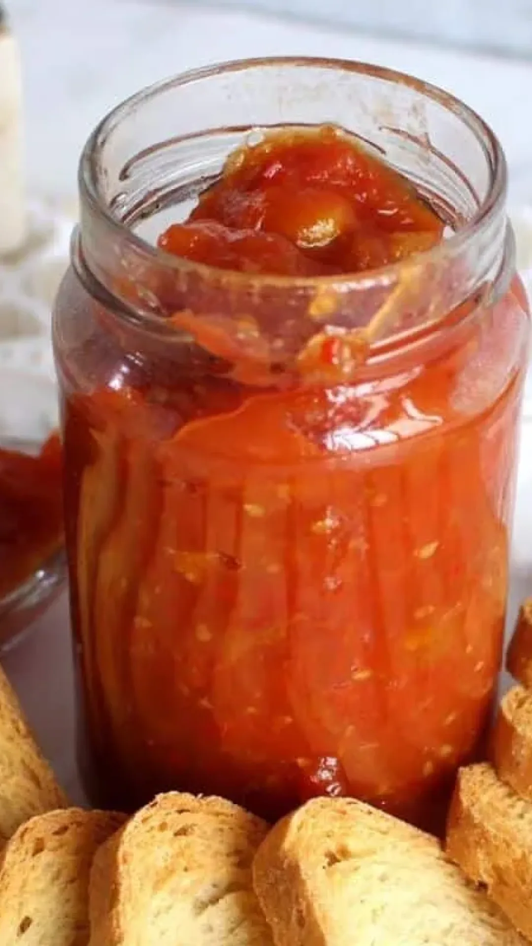 Geleia de tomate com pimenta, sofisticada e picante na medida certa, para servir com torradas ou carnes