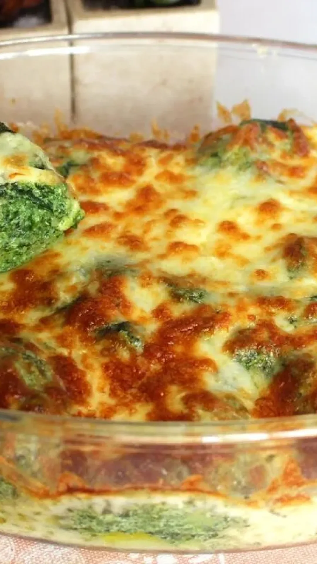 Gratinado de batata: opção cremosa com espinafre que vai transformar o seu almoço de domingo em família
