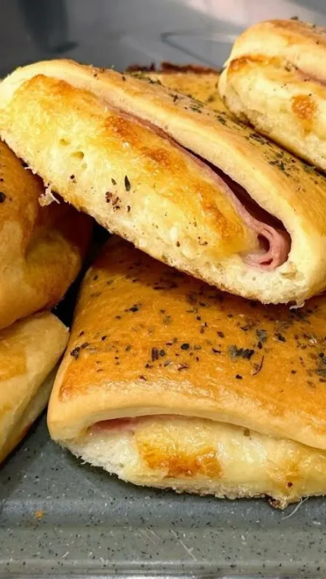 Joelho de presunto e queijo assado: salgado que fica mais gostoso que o de padaria