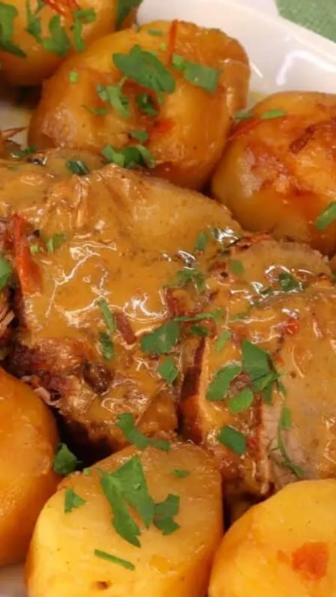 Lagarto ao molho com batatas, que fica muito suculento e macio, ideal para uma refeição especial