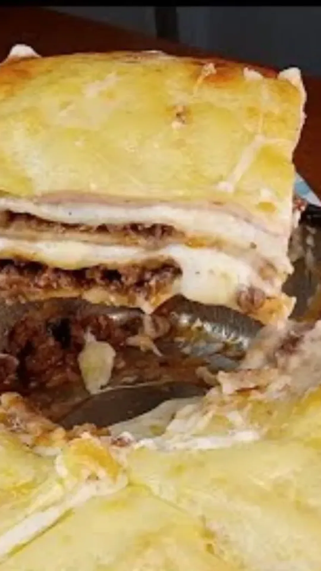 Lasanha bolonhesa com molho branco: camadas de puro sabor para um almoço de domingo inesquecível