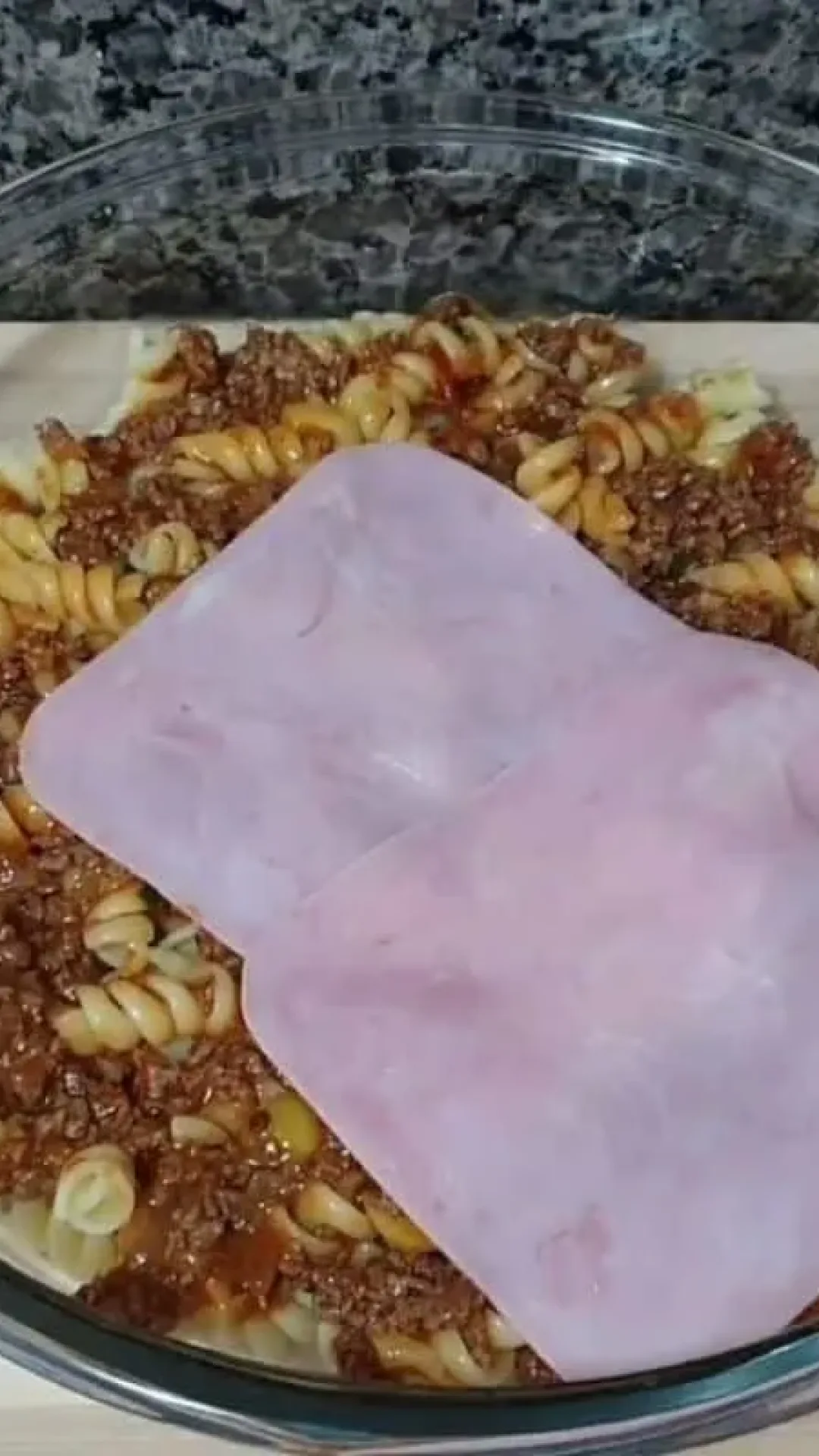 Lasanha de macarrão parafuso para o almoço em família que todos vão amar neste réveillon