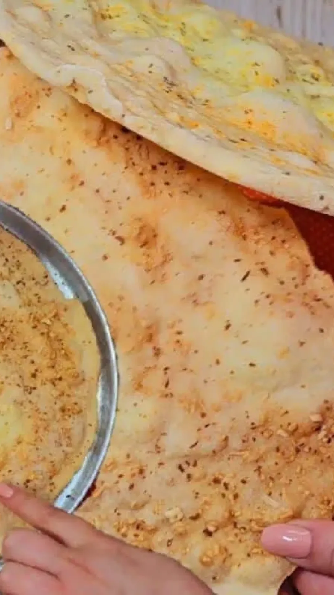 Lascas crocantes de polvilho assado: a receita fácil e rápida que você não vai parar de comer