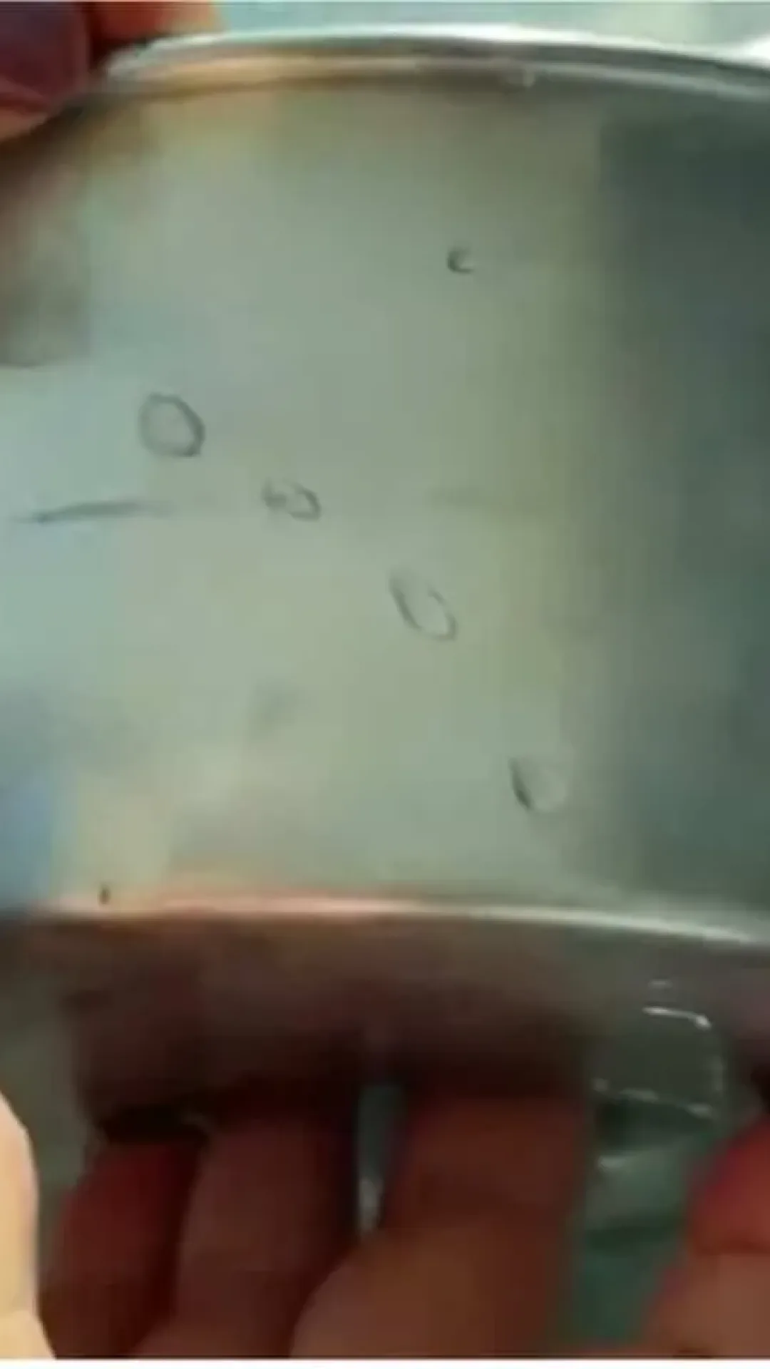 Limpa alumínio caseiro com um ingrediente secreto que você ia jogar no lixo