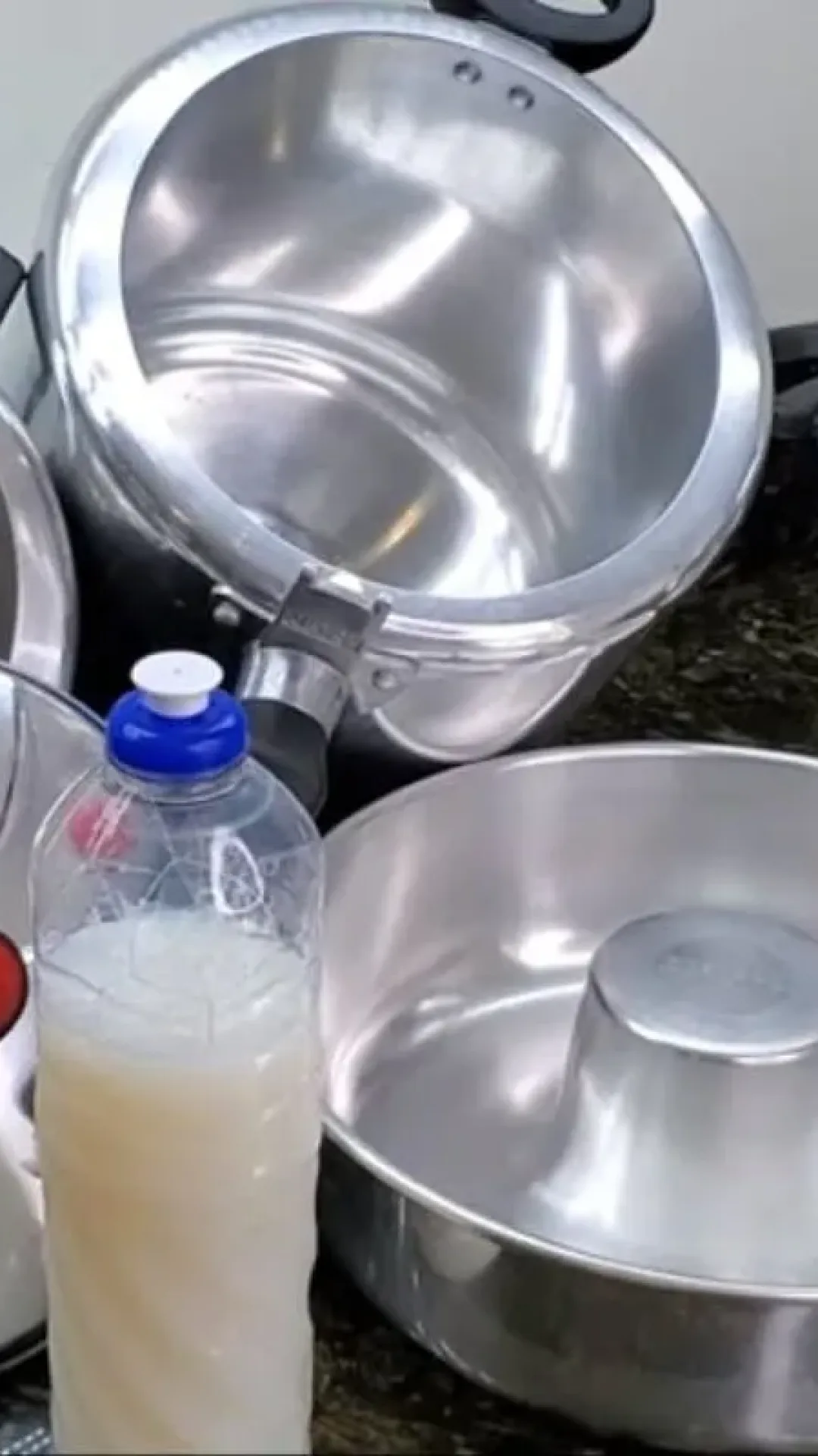 Limpa alumínio caseiro que devolve o brilho das panelas em poucos minutos