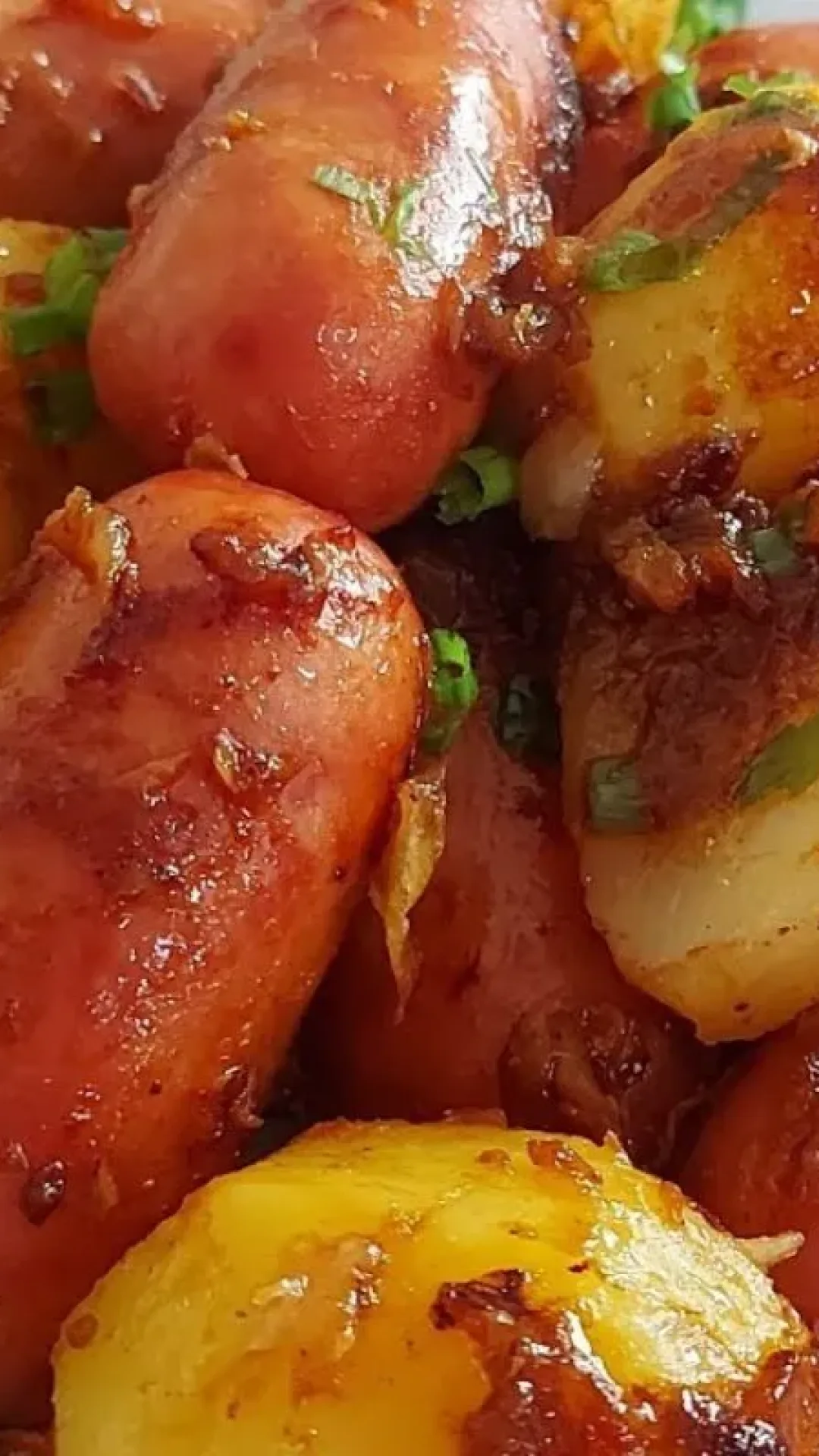 Linguiça com batata no forno: uma combinação prática e rápida para uma refeição completa e cheia de sabor