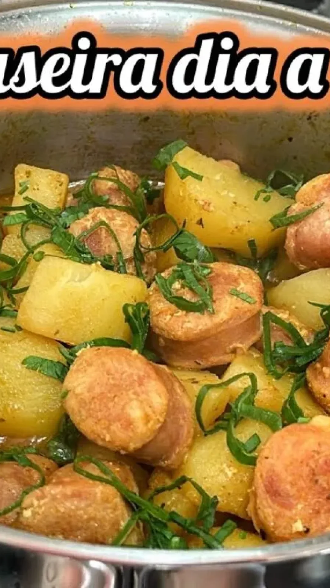 Linguiça toscana com batata refogada: prato simples e rápido para o almoço do dia a dia