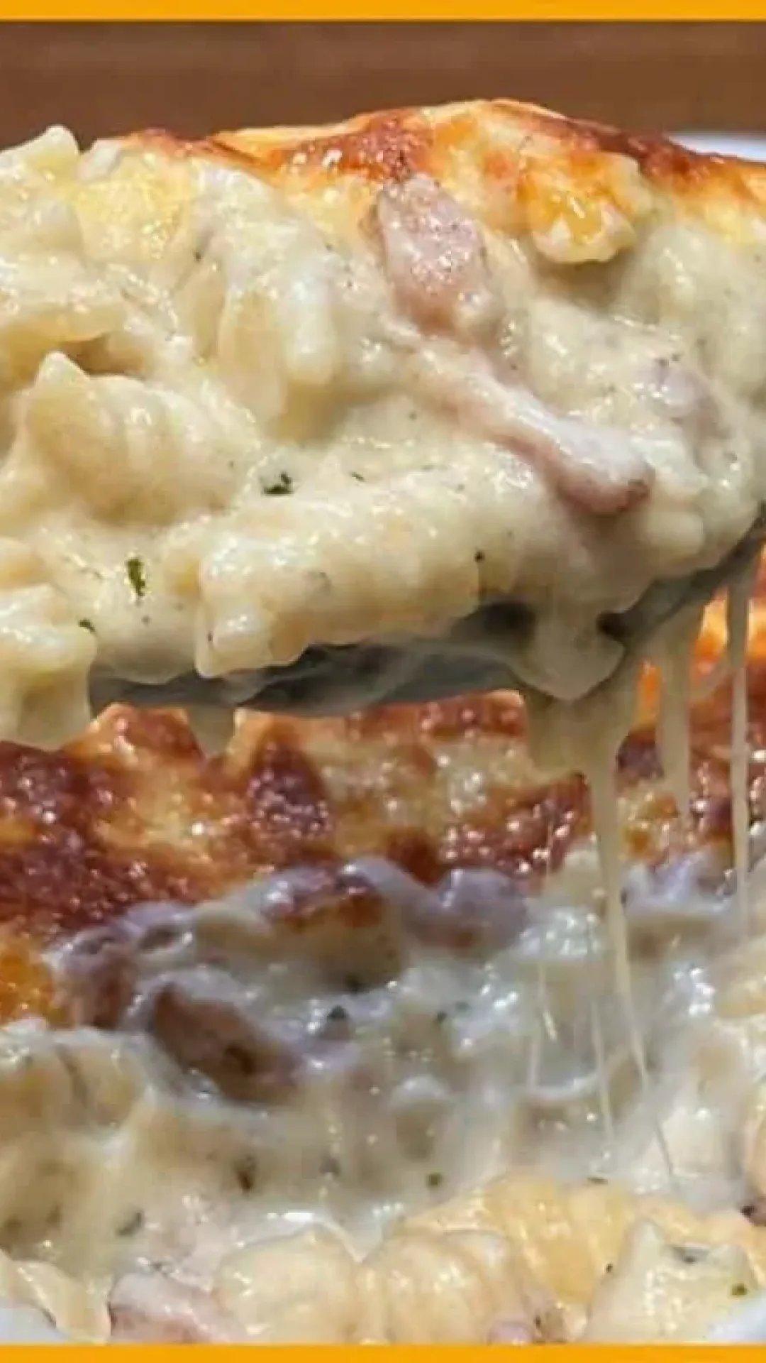 Macarrão ao molho branco com bacon fácil e delicioso para uma refeição prática e especial