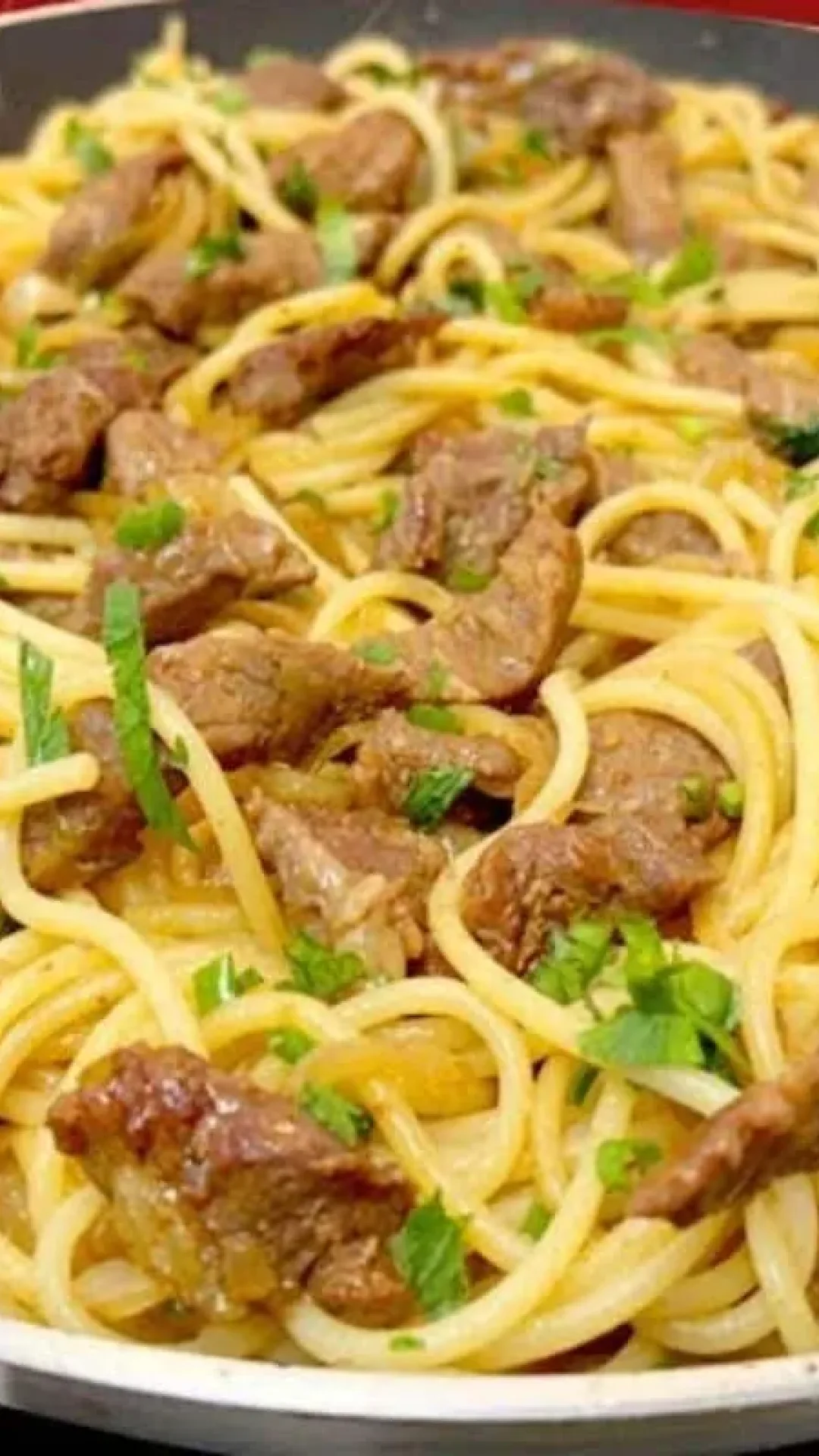 Macarrão com carne que é rápido, tem um molho encorpado e suculento e será um sucesso em sua casa