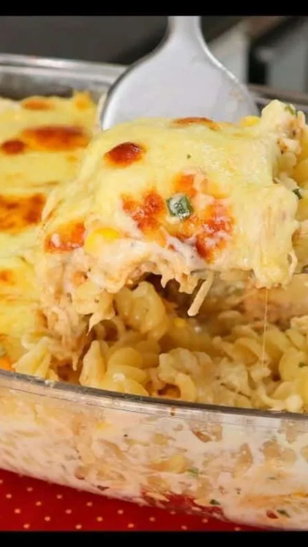 Macarrão com frango ao molho branco simples e fácil, um almoço completo que será muito elogiado