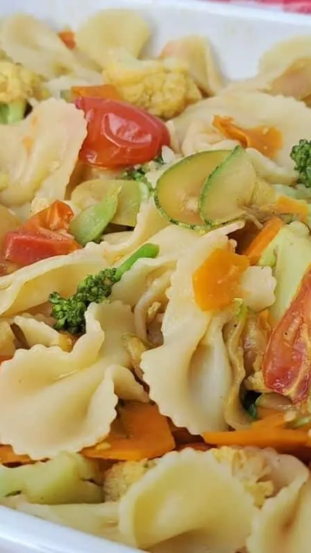 Macarrão com legumes, prático, rápido e delicioso, uma refeição ideal para um dia corrido