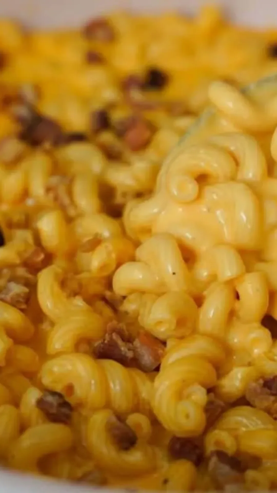 Macarrão com queijo cremoso no estilo americano que fica uma verdadeira tentação
